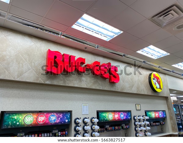 Houston,
TX/USA-2/25/20: A soda fountain at a Buc ees.  The Buc ees gas
station, fast food restaurant, and convenience store with food,
beverages, snacks, knick knacks, and
clothing.