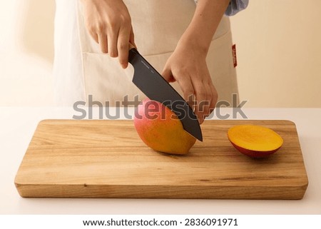 How to Cut a Mango Using the Crosshatch Method