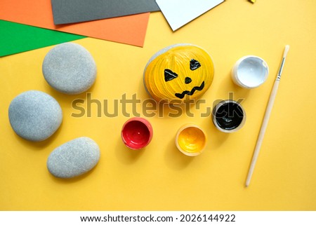 How to draw scary faces (pumpkins, cobwebs, spiders) on stones for the Halloween holiday.DIY concept.Step by step instruction. Work with children and adults. 