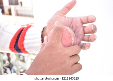 How To Grip The Off Spin Bowling In The Cricket