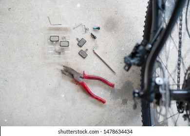 how to maintenance a mtb hydraulic disc brake caliper : Repairman holding a Hydraulic rear disc brake caliper on a mountain bike.