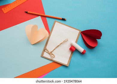 How to make a heart on a string of paper for congratulations on Mother's Day, Valentine's Day. Children's art project. Children's hands make a kraft paper card. Step by step photo instruction. Step 8
