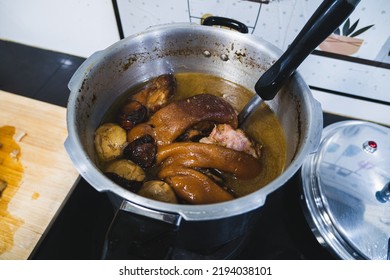 How To Make Pork Knuckle. Stewed Pork Knuckle Cooked In A Pressure Cooker, Pork Knuckle Is Tender, The Spice Mixture Is Better Absorbed Into The Pork Knuckle Than A Normal Boiling Pot.