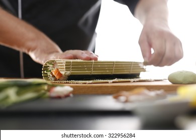 How to prepare sushi? Sushi master turns sushi rolls 