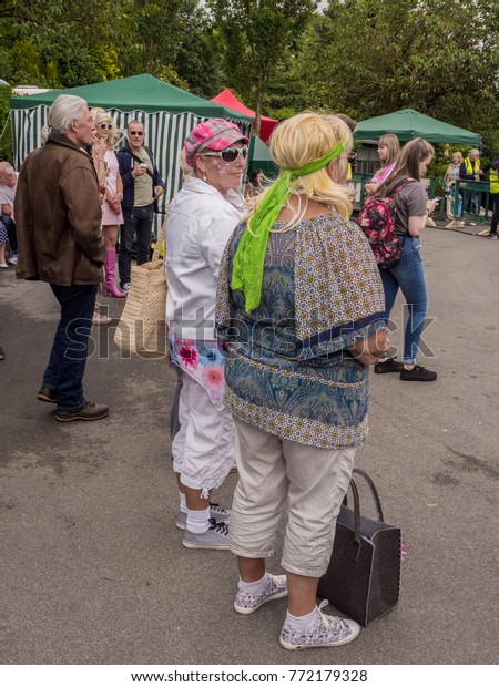 Howarth, Yorkshire, UK. June 25th 2017 Visitors to the
1960's Howarth weekend dressd in 1960's costumes, Howarth,
Yorkshire, UK