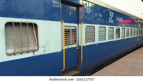 Howrah, 04-10-2022: An Empty Indian Passenger Train (East Coast Zone) Waiting At Deserted Santragachi Junction Railway Station. Due To Effect Of Pandemic, Many Trains Have Been Cancelled.