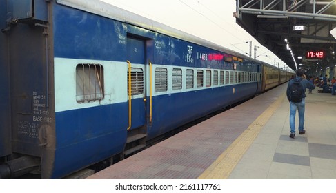 Howrah, 04-10-2022: An Empty Indian Passenger Train (East Coast Zone) Waiting At Santragachi Junction Railway Station. The Platform Is Almost Empty With Very Few Commuters Seen There.