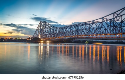 Howrah bro - Den historiske cantilever bro på floden Hooi med skumring himmel. Howrah bro betragtes som den travleste bro i Indien.