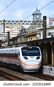 Hsinchu, Taiwan - 8／15／2022: The Taiwan Railway Taroko Express Train Stops Next To The Clock Tower At Hsinchu Station.