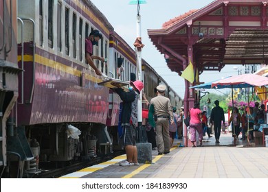 Hua Hin, Thailand - Septembe 21, 2020: Passengers Are Buying Food From Street Vendors At Hua Hin Railway Station, Which Is A Favorite Destination For Tourists To Look Forward To Seeing The Asian Lifes