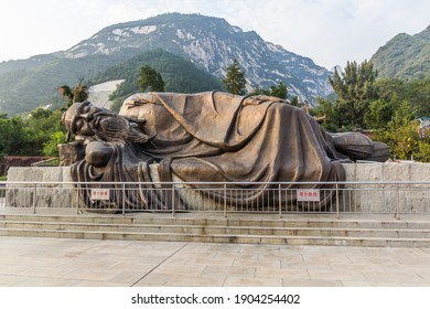 HUA SHAN, CHINA - AUGUST 4, 2018: Statue of Chinese philosopher Confucius in Hua Shan, China