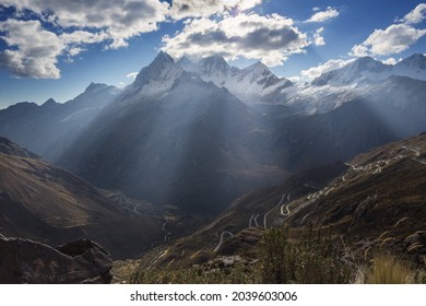 Huandoy and its 4 peaks, is a snowcapped mountain located in The Andes Mountains of Peru, one of them reaching 6395 meters.
The peak is clearly visualized from the Paso of Portachuelo in Yungay area