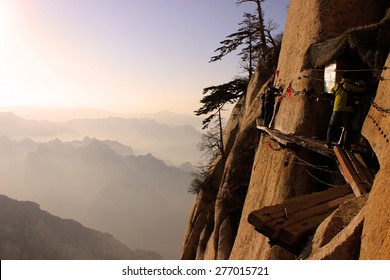 HUASHAN / MOUNT HUA - A Deadly / Dangerous Path In Huashan, China