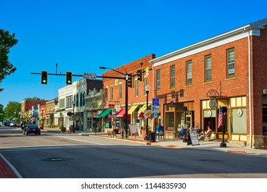 HUDSON, OH - JULY 28, 2018: Main St. Cafes, Shops, And Businesses Come To Life On A Saturday Morning In This Charming Northeast Ohio Village.