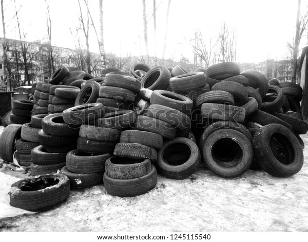 Huge car tire\
dump