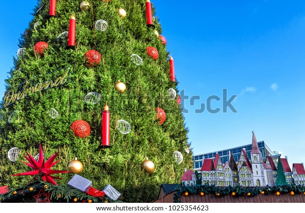 ドイツのドルトムントの古い市場にある巨大なクリスマスツリー 何百もの赤いトウヒで作られる の写真素材 今すぐ編集