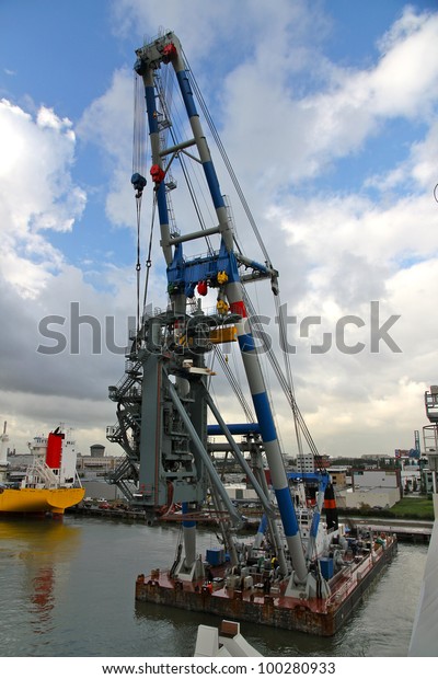 huge crane lift