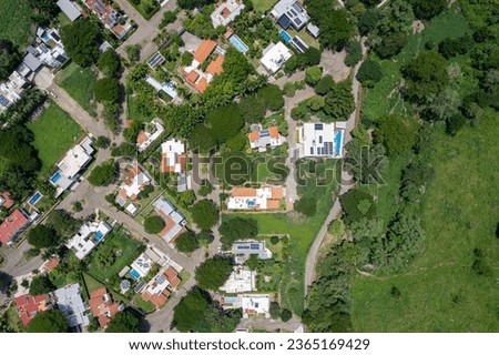 huge green fields invaded by the urban sprawl. homes in the middle of natur. settlement. Foto stock © 
