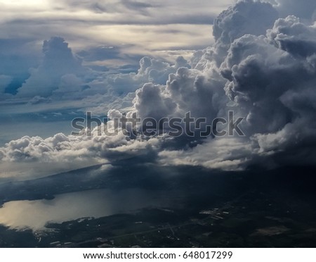 huge storm cloud tower cumulus cumulonimbus の写真素材 今すぐ編集
