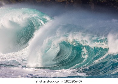 huge stormy wave in hawaii