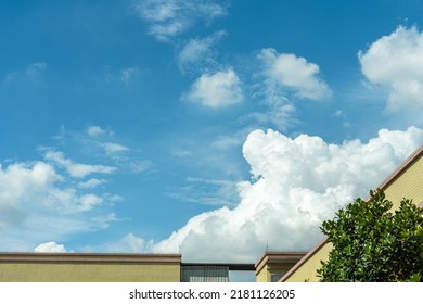 Huge White Clouds Float On The Roof Of The Building In Summer. Sunny Day, Sea Of Clouds, Sky And Weather Material. Landcape Of Dongguan, China. 