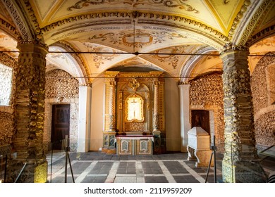 Menschenknochen in der Capela dos Ossos an der Kirche St. Francis oder igreja de Sao Francisco in der Altstadt von Evora in Alentejo in Portugal.  Portugal, Evora, Oktober 2021