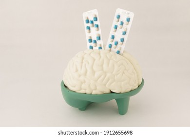 Human Brain Hemisphere Model And Pills Capsules In Blister On White Background. Anatomical Structure Human, Physiology, Medicine, Neurology, Study Guide Pharmacy, Painkillers, Drug, Abuse Concept