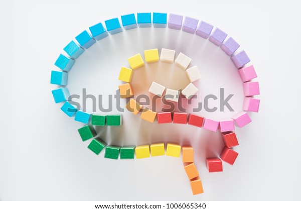 人間の脳は多彩色の木のブロックでできている 平面図 平面図 の写真素材 今すぐ編集