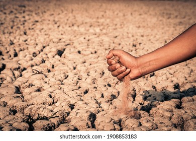 Menschliche Hand überprüfen Boden auf dem Riss Land Dürre und Krise des Wassers.
