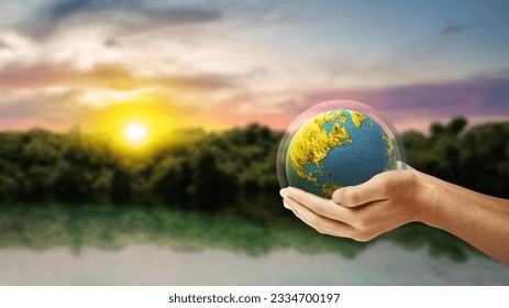Mano humana sosteniendo la tierra con protección de capa. Concepto del Día Mundial del Ozono