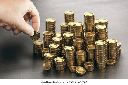 Menschliche Hand stapelt viele goldene Münzen auf schwarzem Hintergrund. Konzept der Einkommensersparnis und des Reichtums. Zusammenstellung von Bild zwischen Handfotografie und 3D-Hintergrund.