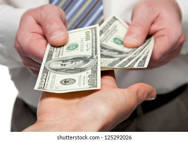 Menschliche Hände, die Geld austauschen - Nahaufnahme