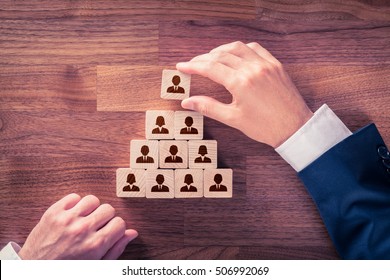 Concepto de recursos humanos y jerarquías corporativas - equipo completo de reclutadores por una persona líder (CEO) representada por un icono.