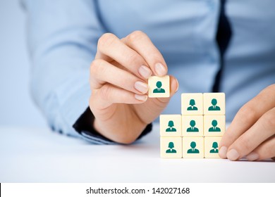 El concepto de recursos humanos, redes sociales y centros de evaluación - un equipo completo de reclutadores por una persona (empleado) representada por un icono. 