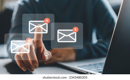 El contacto humano con el correo electrónico y navegar por Internet con un icono de correo electrónico, comunicación por correo electrónico, concepto de marketing por correo electrónico, envío de correo electrónico o de noticias, red de trabajo en línea