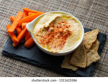 Hummus With Carrots And Pita Chips