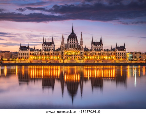 ハンガリーのブダペストのダヌベ川を挟んで日の出に光を当てたハンガリー議会 の写真素材 今すぐ編集