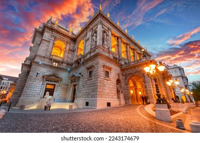 La Casa de la Ópera Real Húngara en Budapest, Hungría al atardecer, considerada una de las obras maestras del arquitecto y una de las más bellas de Europa.