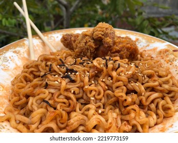 I’m so hungry, lets join me eat samyang and chicken. Hmmm so yummi