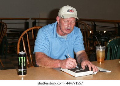 HUNTINGTON, NY-JUNE 28: Former MLB Player Lenny Dykstra Signs Copies Of His Book 