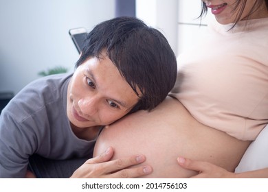 The Husband Was Happy To Hear The Children In His Wife's Womb. Wife Can Get Pregnant 5 Months Are Excited To See You Baby.