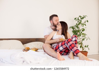 Husband Wife Woke Breakfast Bed Love Foto Stok 1220761333 Shutterst