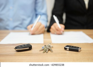 Ehemann und Ehefrau unterzeichnen Scheidungsabkommen, Fokus auf Schlüssel