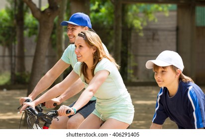 Husband Wife Son Riding Bicycles Park Foto de stock 406291405 ... photo