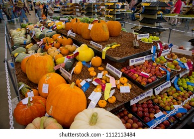 Hutchinson Kansas, USA, September 12, 2015
Table Full Gourds And Vegetables On Display At The Kansas State Fair. 
