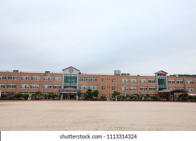 Hwangsung Elementary School In Gyeongju, South Korea - Jun 13,2018 : Founded In October 1949, This School Is A Three-story Building With A Large Outdoor Playground In Front Of The Building.