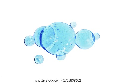 Hyaluronsäure-Kosmetikgel. Gel Textur mit Blasen auf blauem Hintergrund. Durchsichtiger Gel-Abstrich. Schließen, Makro