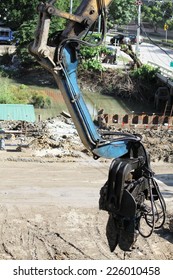 Hydraulic Arm And Vibrator Machine For Steel Sheet Piles Driving.