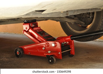 Hydraulic car jack to lift car for change the wheel. 