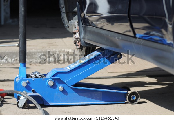 Hydraulic car\
jack to lift car for change the\
wheel.
